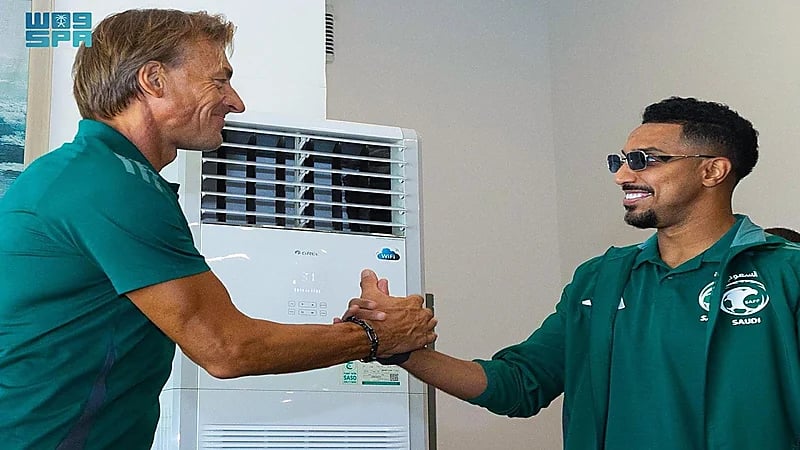 بعثة الأخضر تغادر إلى التشيك .. صور