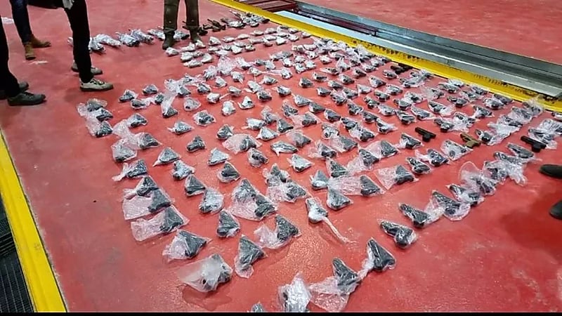 ضبط 100 كغم ذهب وأسلحة بمركبة نائب أردني خلال عبوره جسر اللنبي