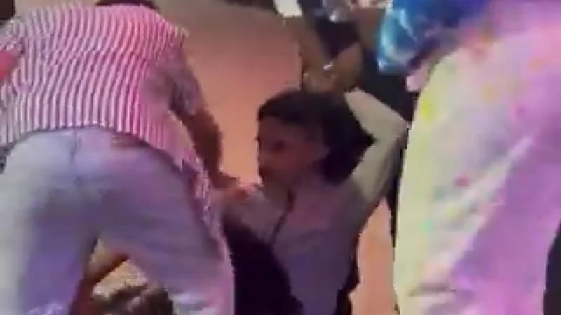 مواطن سعودي يستعيد هاتفه بالقوة في لندن وينال إشادة الإنجليز ..فيديو