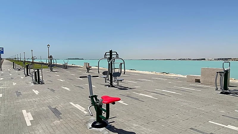 شاهد.. تركيب أجهزة رياضية في عدد من المماشي بالخبر