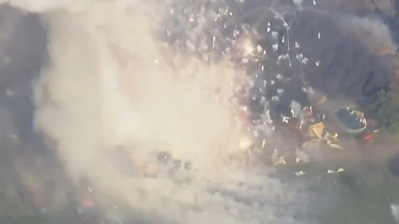 انفجار ضخم في مستودع للألعاب النارية في كاليفورنيا.. فيديو