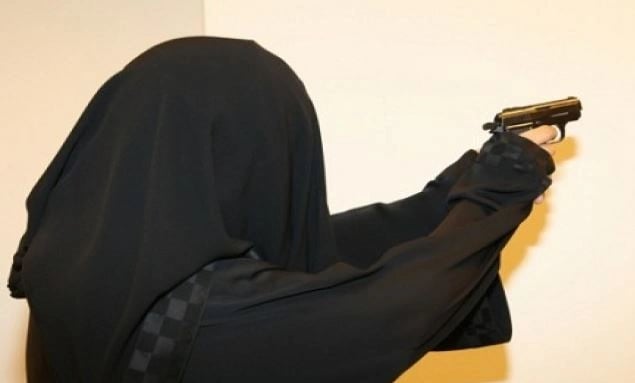 فتاة تقتحم مجلساً لوالدها وتهدد بالانتحار وتضعه في موقف محرج وسط أفراد قبيلته