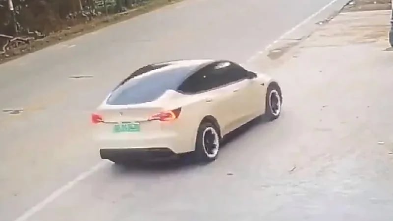 شاهد .. عطل في سيارة تيسلا يتسبب في مقتل شخصين