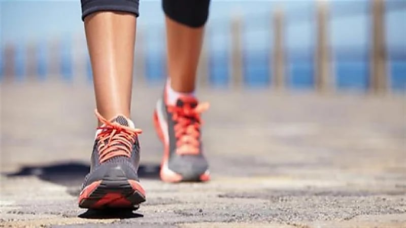 " الخضيري ": المشي يحافظ على المشي ويحسن المزاج