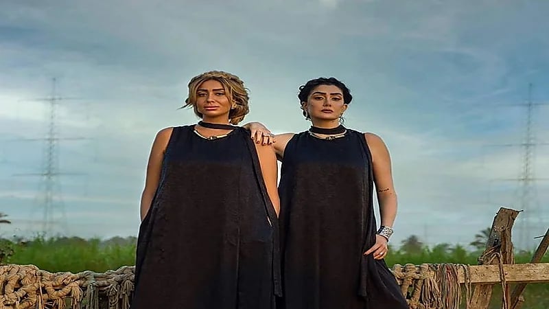 إطلالة غريبة لغادة عبدالرازق وابنتها