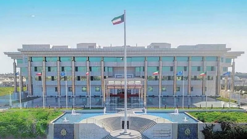 الداخلية الكويتية تضبط شخصًا متورطًا في تزوير بنكي وتهريب بطاقات بنكية للخارج