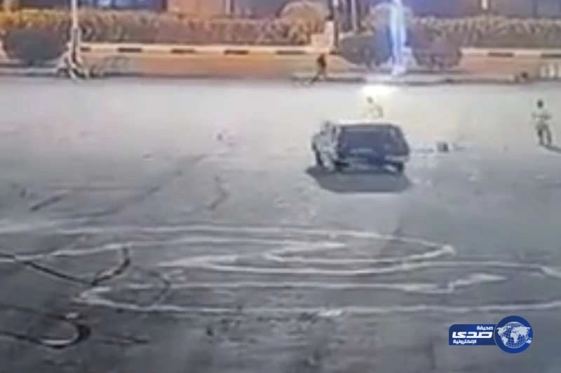 بالفيديو .. مفحط يدهس شخص عمداً ويفرّ هارباً بالعيدابي