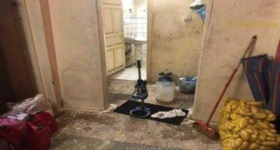 بالصور.. ضبط عمالة تعد بطاطا بدورات المياه