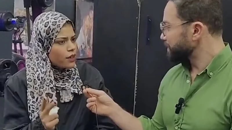 فتاة تتزوج من صديقها الذي كان يعتقد أنها ذكر .. فيديو