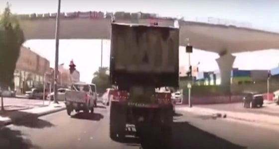 بالفيديو..عدد من المركبات تتجاوز الإشارة بحي العزيزية