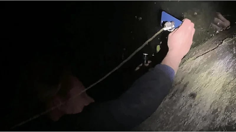 شاب يسترجع هاتفه بعد سقوطه في بحيرة بالمغناطيس