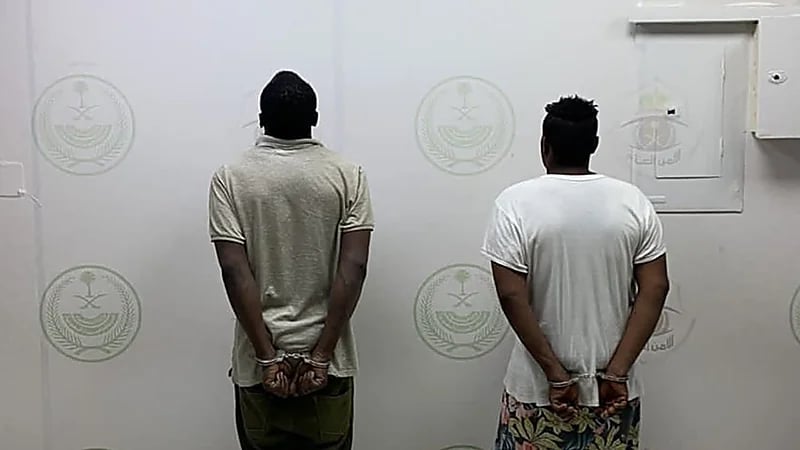 شرطة الرياض تقبض على شخصين لسطوهما على متاجر