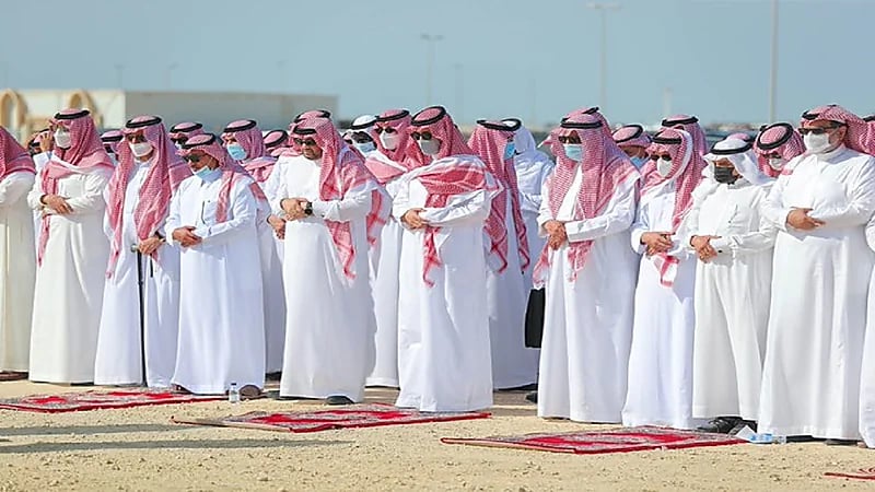 سمو نائب أمير الشرقية يؤدي صلاة الميت على فيصل الشهيل