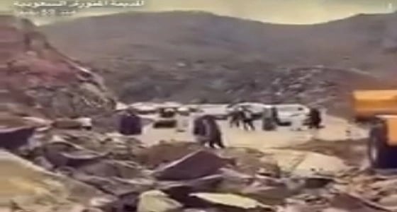 بالفيديو.. إغلاق طريق الفقرة بسبب تساقط الصخور