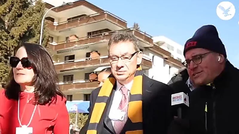 شاهد .. صحافي يحرج رئيس شركة فايزر: متى علمت أن اللقاح لا يمنع العدوى ؟!