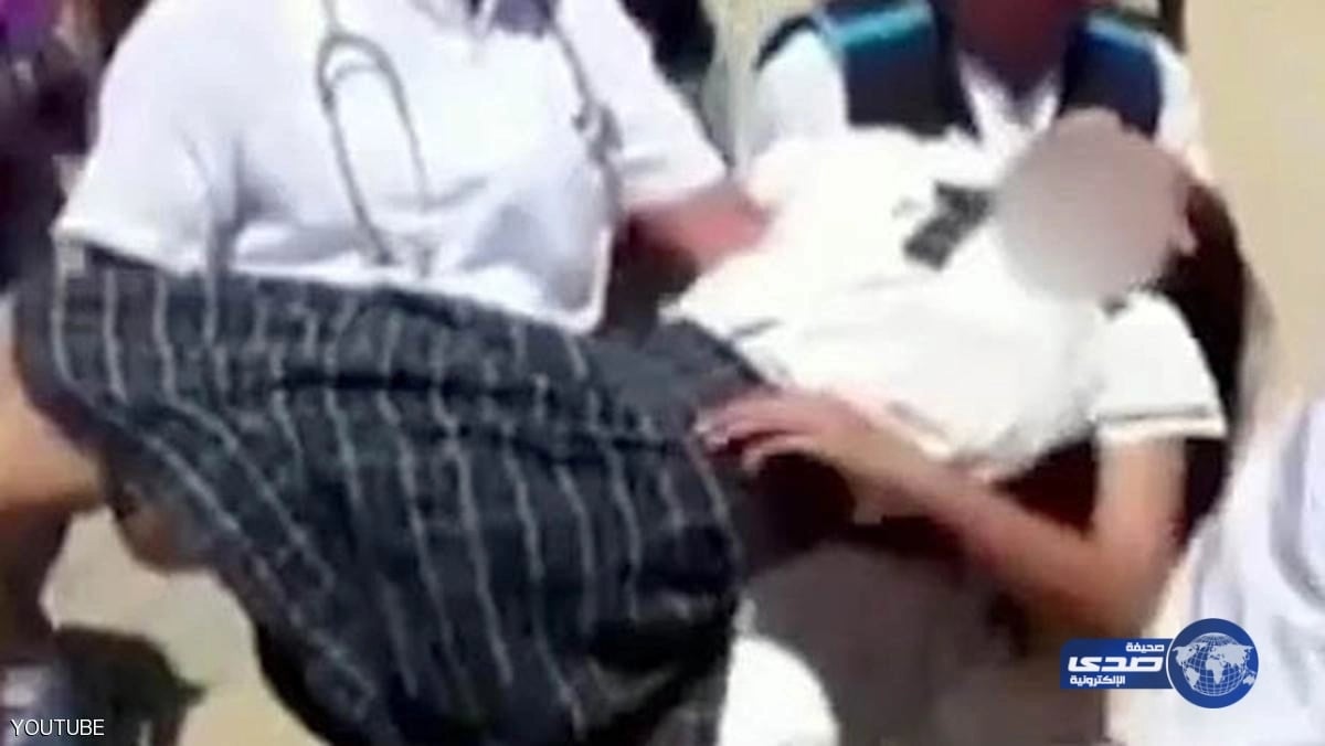 ظهر في فيديو حميم مع امرأتين.. وزيرٌ يغتصب النساء!