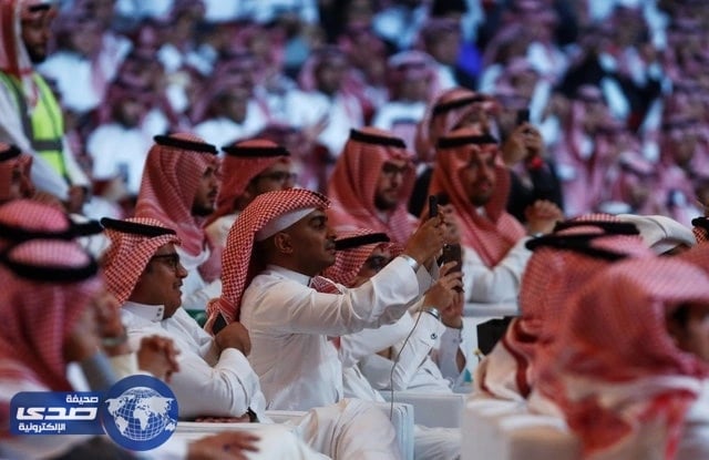 بالفيديو.. توقف محمد عبده عن الغناء بحفلة الرياض .. والسبب !