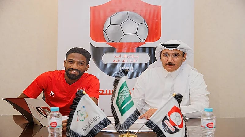 الرائد يجدد تعاقده مع عوض خميس