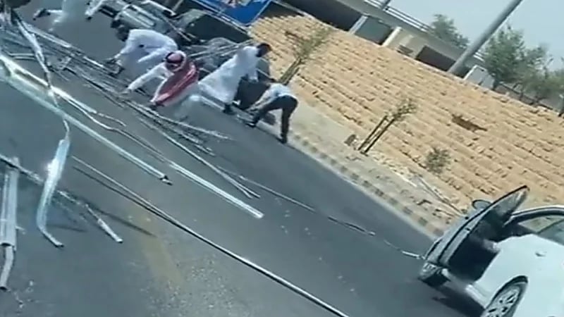 شاهد.. شبان سعوديون يرفعون مخلفات بلاستيكية عن أحد الطرقات في ‎الرياض