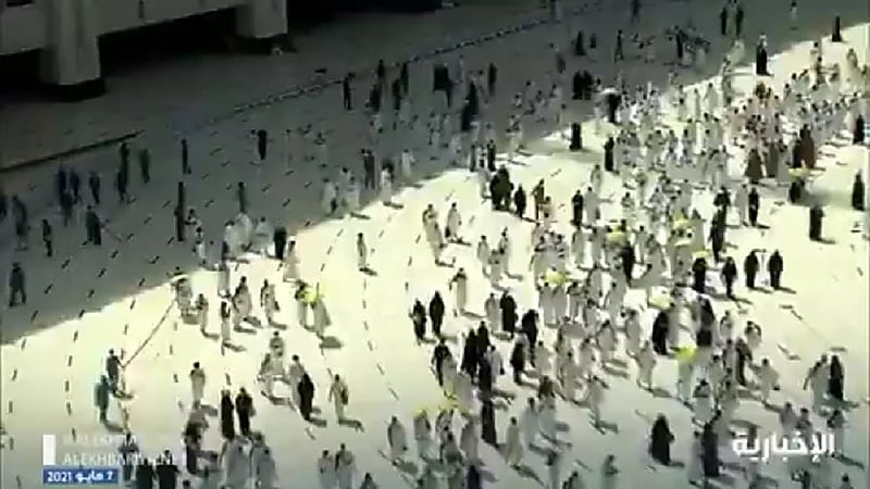 شاهد.. أداء آخر صلاة جمعة في رمضان بالمسجد الحرام وسط إجراءات احترازية