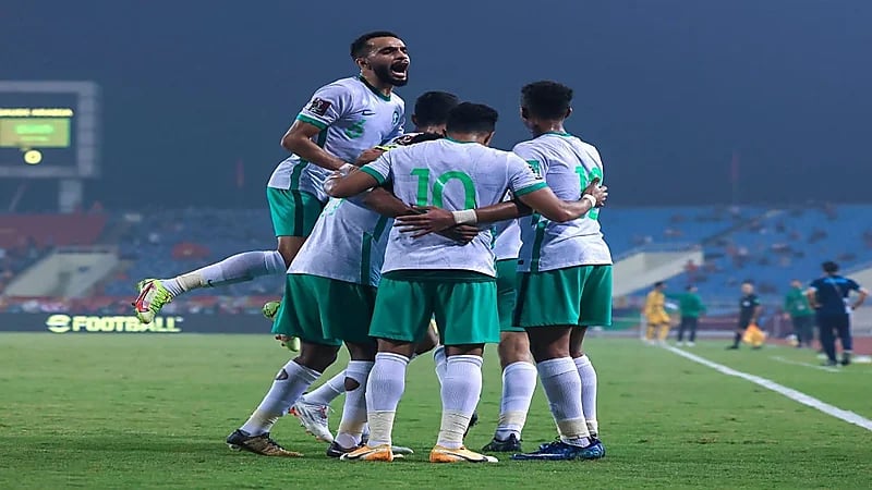 محلل تحكيمي يكشف عن خطأ مؤثر ارتكبه الحكم "حطاب" خلال مباراة المنتخب وفيتنام