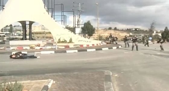 مقطع مؤثر لشاب فلسطيني بعد إطلاق النار عليه