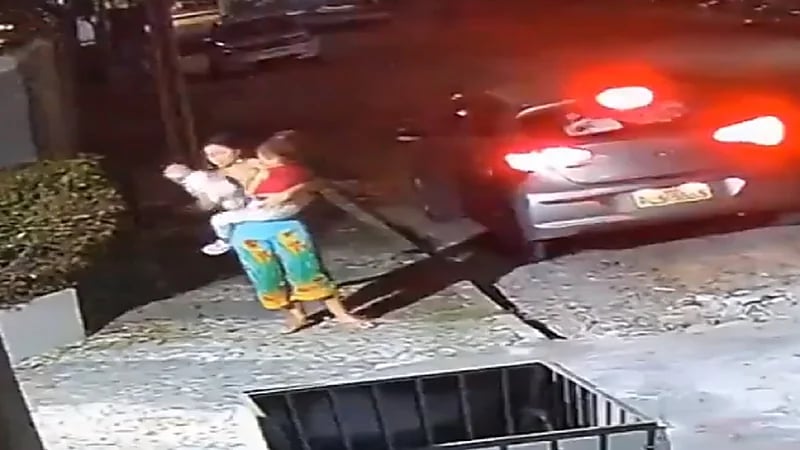 بالفيديو .. مجرم يخدع سيدة بدمية تسبب الإغماء ليخطف ابنتها