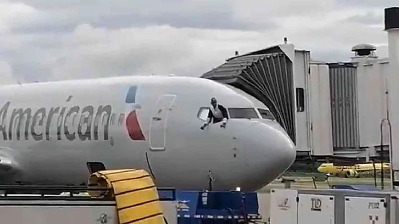 شاهد.. راكب يقتحم قمرة طائرة ويحاول القفز منها