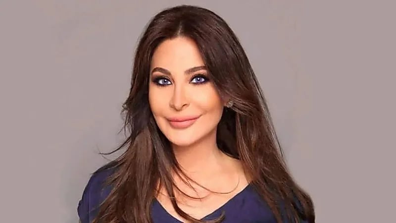صورة..إليسا تثير الجدل بملابس شفافة في دبي