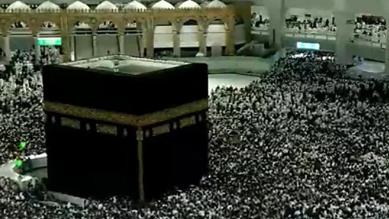 صورة بهية .. جموع غفيرة للطائفين والمعتمرين في الحرم المكي في تاسع أيام رمضان (فيديو)