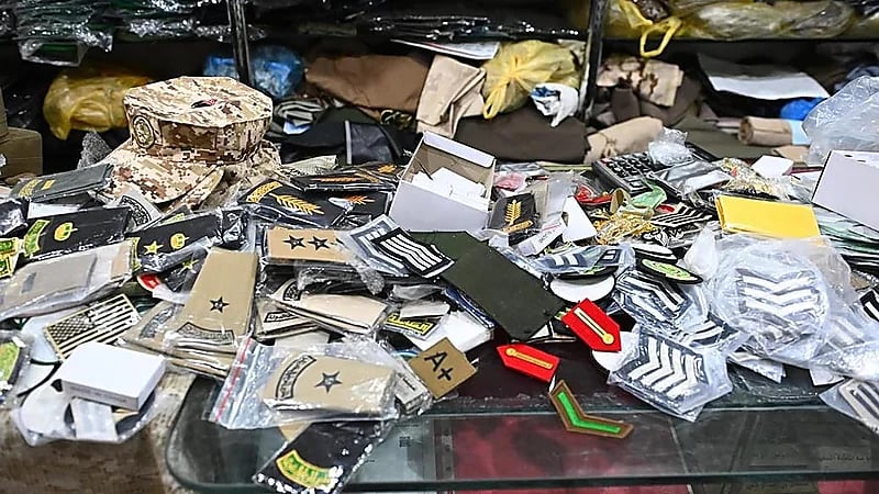 مصادرة 3 آلاف رتبة وشعارات عسكرية مخالفة بالرياض