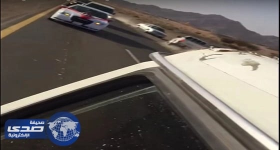 بالفيديو.. تصادم مروع بين سيارتين في زفة عريس بتبوك