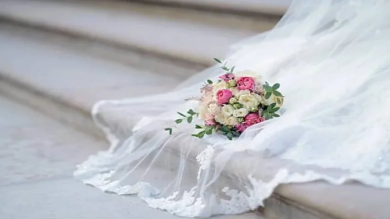 فتاة تُفجع بوفاة والدها بحفل زفافها