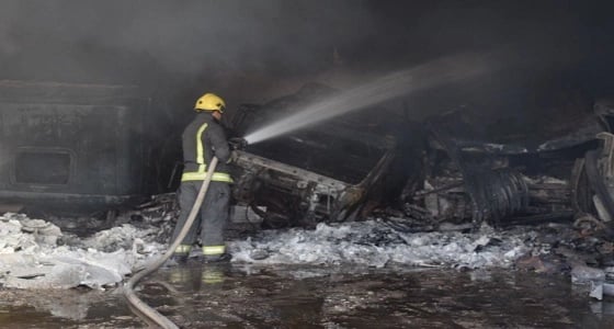 بالصور.. السيطرة على حريق في موقع لصيانة المعدات بالرياض