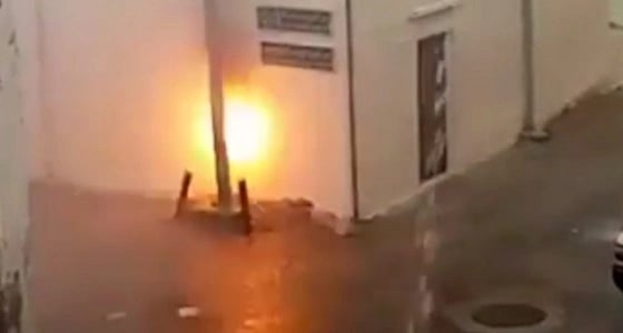 بالفيديو.. ماس كهربائي في أحد أعمدة الإنارة