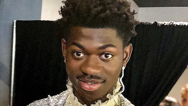 القبض على مغني راب شهير خلال تجوله شبه عار