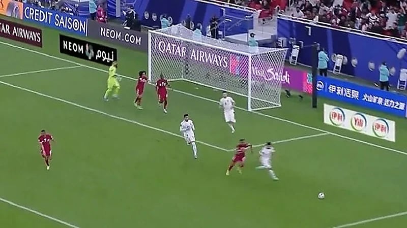 ردة فعل أكرم عفيف ضد المعز علي بسبب تصرفه أمام المرمى .. فيديو