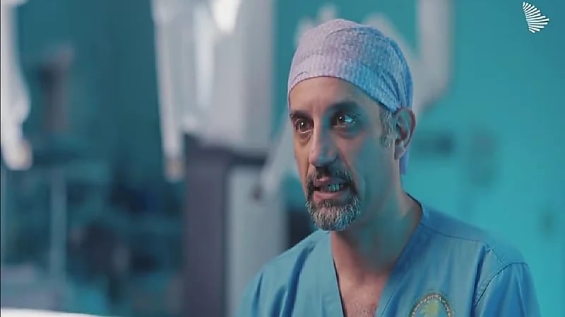 بالفيديو.. "فراس خليل" يتحدث عن إجراء ٢٠٠ عملية قلب مفتوح بواسطة الروبوت "دافنشي"
