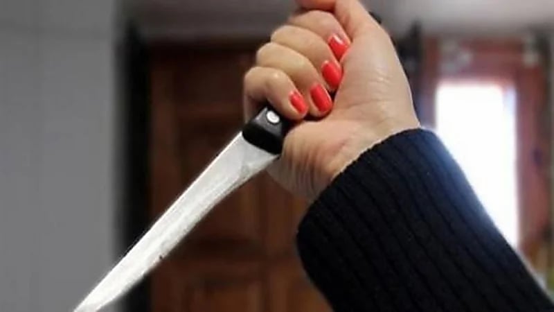 امرأة تطعن والدها لعدم دعمه لها ضد طليقها