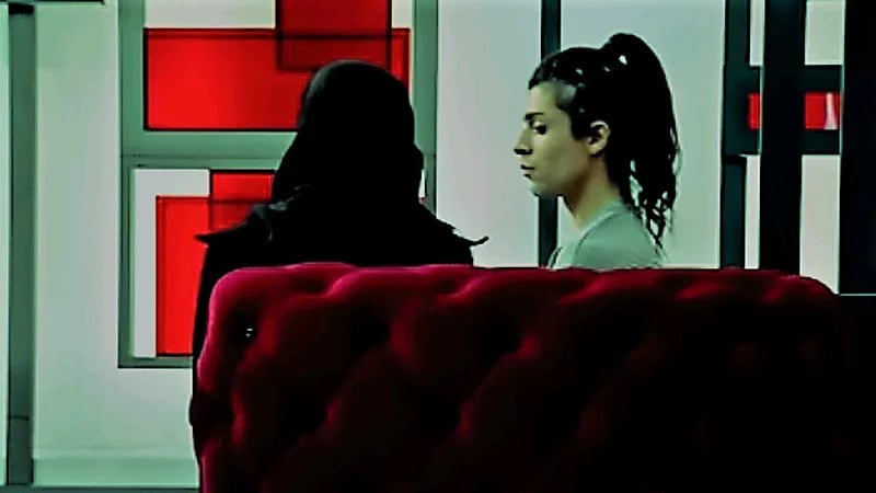 بالفيديو.. رد فعل مؤثر من أم قابلت ابنها بعد تحوله لامرأة: "أنا كتير موجوعة"