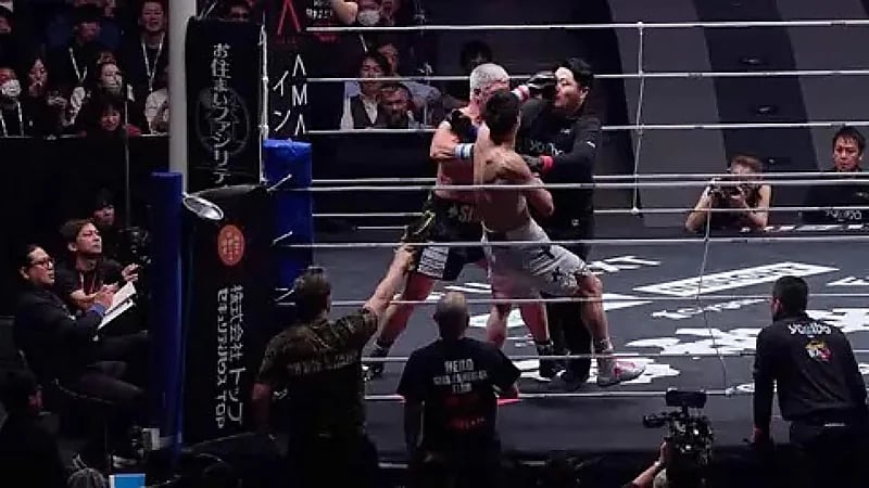 ‎حكم يتعرض لضربات عنيفة من ملاكمَين بعد تدخله للفصل بينهما .. فيديو