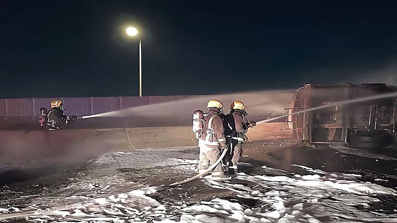 تضرر 6 مركبات في حريق صهريج وقود بحي المحمدية