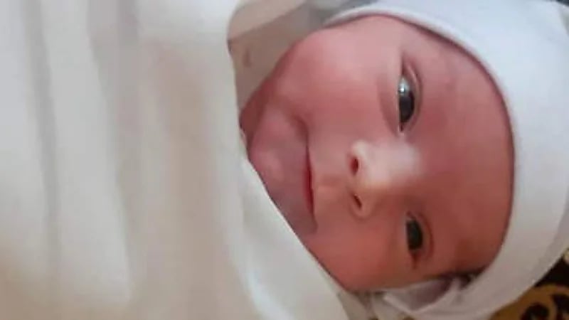 أب أراد صبياً فخنق طفلته ابنه الشهرين حتى الموت