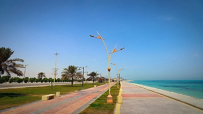 بالصور.. أمانة الشرقية: "كورنيش رأس تنورة" يقدم خدمات سياحية وترفيهية