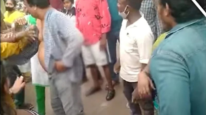 بالفيديو.. نساء يضربن رجلا تحرش بفتيات في الشارع