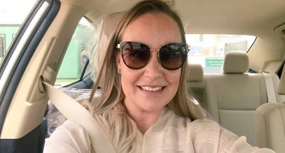 بالصور.. " المرور " تصدر أول رخصة قيادة لأوروبية بالمملكة