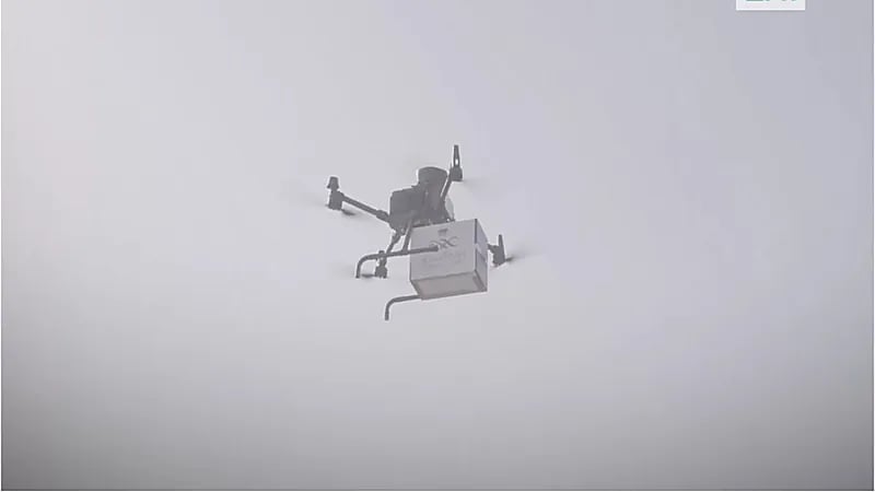نجاح تجربة نقل الأدوية بطائرات الدرونز في المشاعر.. فيديو