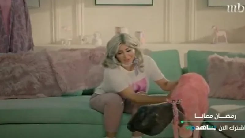 شاهد.. ريم عبدالله تقلد موديل روز.. والجمهور ينقسم حول إجادتها للشخصية