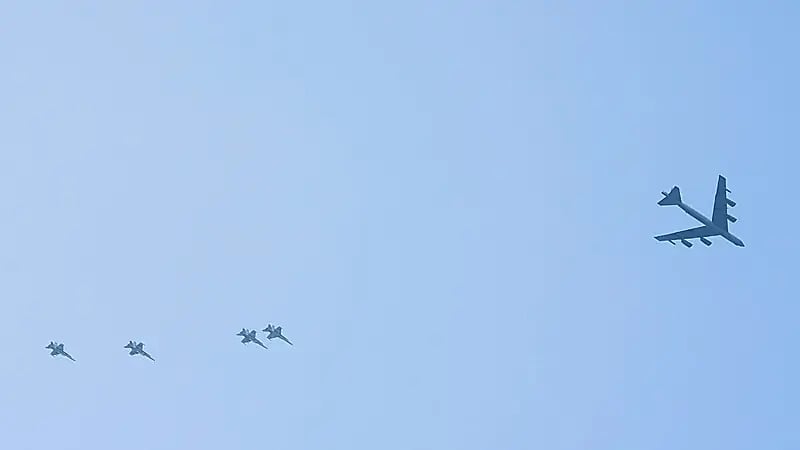 طائرة B-52 الأمريكية تحلق في سماء ‎الكويت برفقة المقاتلات الكويتية