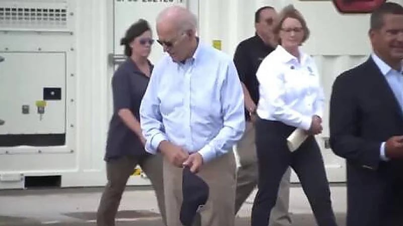 الرئيس الأمريكي يحدق طويلاً في إسفلت الطريق